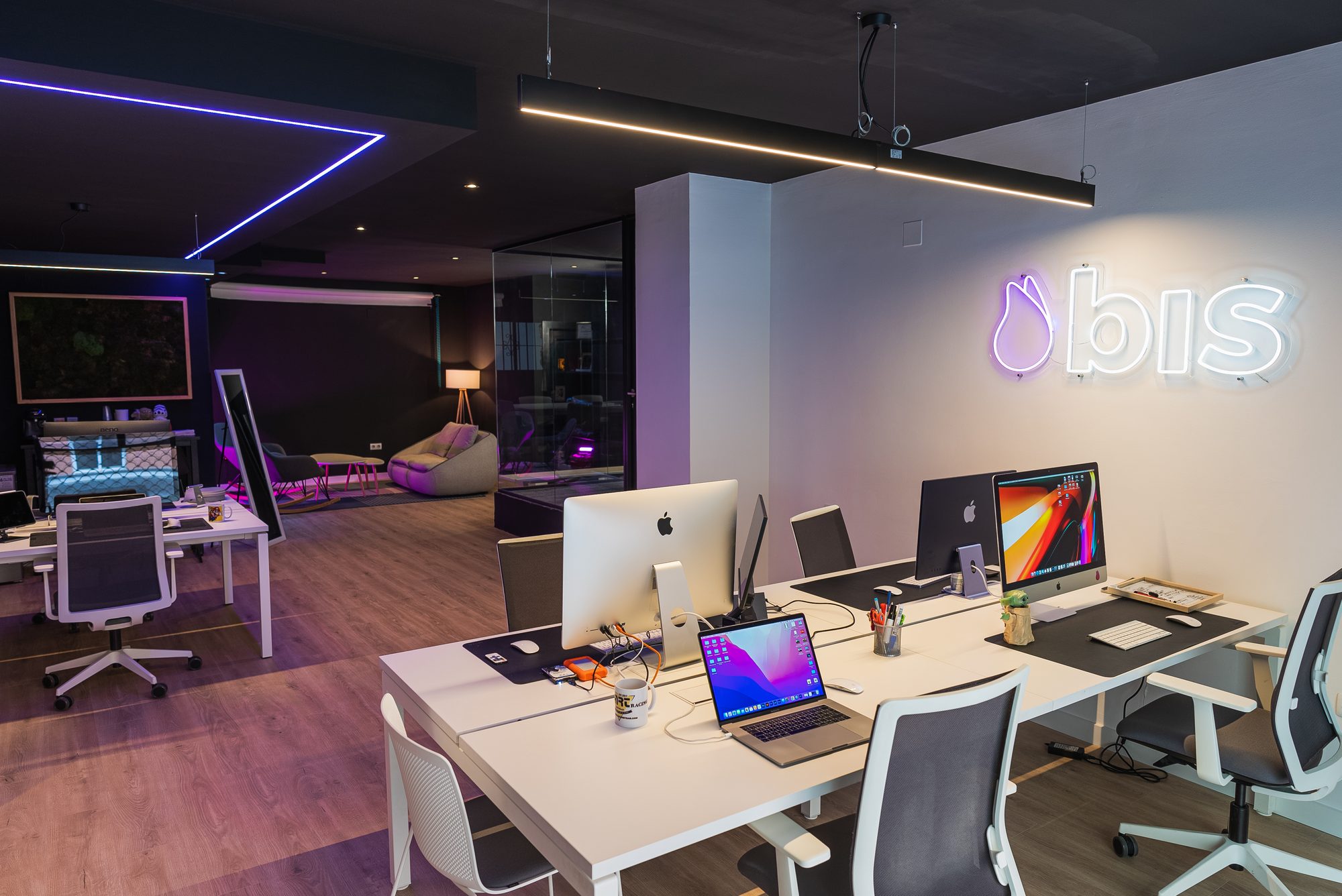 El estudio de Bis, con el neón del logo en la pared